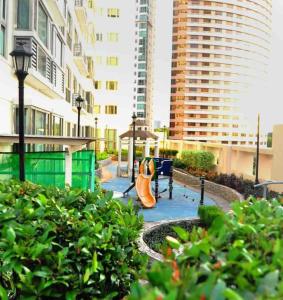 Julias Tropical Oasis Golf Skyline View