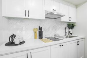 Julias Upscale Airy Getaway 1 BR Golf View