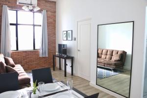 Julias Attractive and Cozy Penthouse Golf View - Apartamentos, Manila