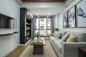 Julias Contemporary Apt Balcony and Golf View