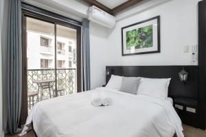 Julias Contemporary Apt Balcony and Golf View