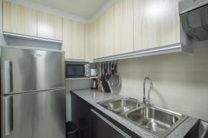 Julias Contemporary Apt Balcony and Golf View