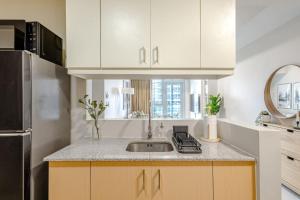 Stylish 2 BR Home with Bathtub and Balcony Uptown BGC