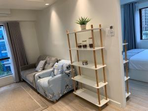 Comfy and Renovated 1 BR with Balcony BGC Golf View