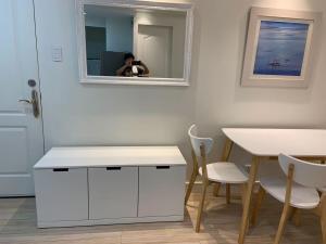 Comfy and Renovated 1 BR with Balcony BGC Golf View