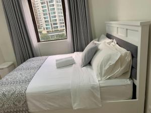 Comfy and Renovated 1 BR with Balcony BGC Golf View