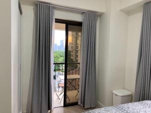 Comfy and Renovated 1 BR with Balcony BGC Golf View