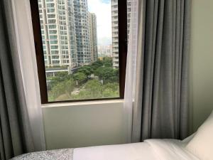 Comfy and Renovated 1 BR with Balcony BGC Golf View