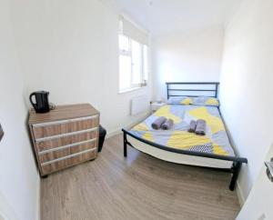 6-bedroom House in Morden, London (Zone 4)