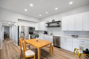 Old Town Southwest Style 2BR Condo with Pool and Hot Tub