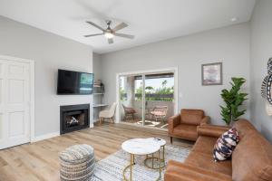 Old Town Southwest Style 2BR Condo with Pool and Hot Tub