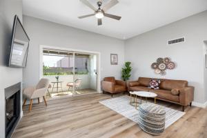 Old Town Southwest Style 2BR Condo with Pool and Hot Tub