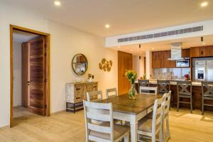 Group Apt 13 16, no view, 3BR, 12 pax