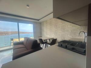 Gorgeous 1-BR Seaview Apartment