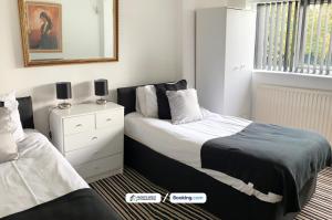 3-Bedroom House in Warrington with Free Parking Ideal for Contractors and Family Stays