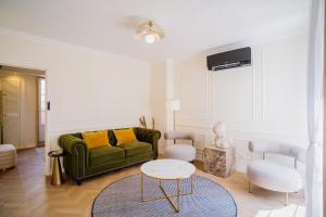 -New- Chic Chiado apartment, elevator buiding, steps to everything