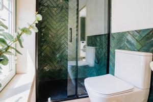 -New- Chic Chiado apartment, elevator buiding, steps to everything