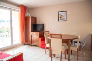 Magnificent 2-bedroom apartment with terrace near the sea and golf course