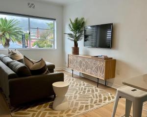 Chic City Studio With Mountain Views-Walk & Explore