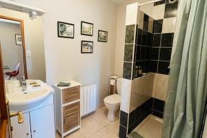 Maisons de vacances Village house with WiFi facing the river : photos des chambres