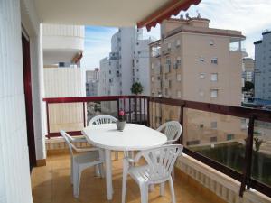 Apartamento familiar de 3 habitaciones en Gandía con piscina, cerca de playa y puerto - ES-314-26