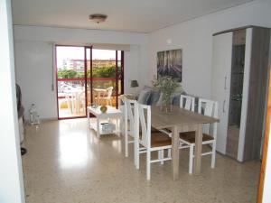 Apartamento familiar de 3 habitaciones en Gandía con piscina, cerca de playa y puerto - ES-314-26