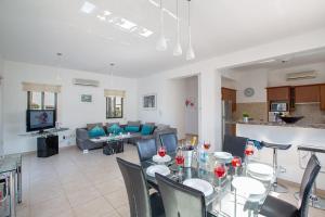 Villa Kanthos - Beautiful 4 Bedroom Protaras Villa With Pool
