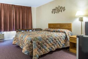 Standard Queen Room - Non-Smoking room in Rodeway Inn Waterford - New London