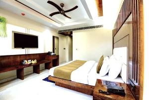 Hotel star view 2mins from Metro Station near 5mins distance New Delhi Railway Station