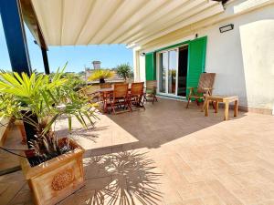 Terrazza da Sogno con Vista su Castello e Lago