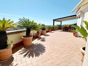 Terrazza da Sogno con Vista su Castello e Lago