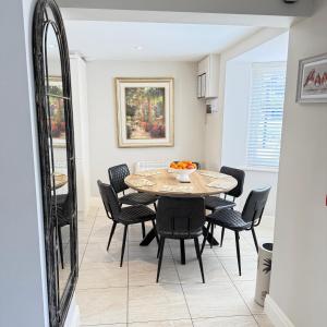 Cosy Town House - 3 minute walk to town centre with free parking and wifi sleeps 6