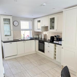Cosy Town House - 3 minute walk to town centre with free parking and wifi sleeps 6