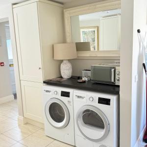 Cosy Town House - 3 minute walk to town centre with free parking and wifi sleeps 6