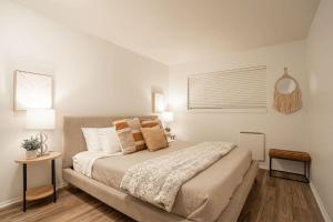 Stylish Bellevue Stay half mile to downtown