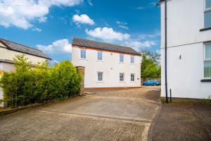 Two-bed Ground Floor Flat in Caerphilly Town Centre