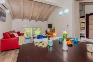 Villa Sandy Beach with outdoor pool, few seconds from the beach