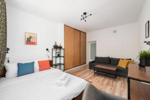Metro Młynów Comfort Apartment by Bookinghost