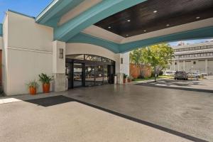Airport Honolulu Hotel, Trademark Collection by Wyndham