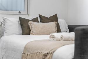 Hammersmith - Large 2 Bed Flat - Close to London Olympia, Westfield and Eventim Apollo, Sleeps 6