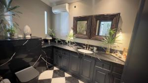 VILLA SCALINA Seaside Hideaway - 7 Bedroom - Pool - Gym - Walk to beach