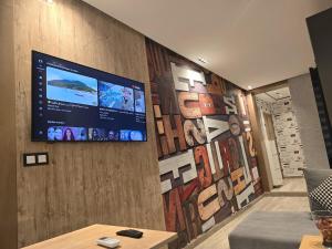 Well equipped contemporary studio