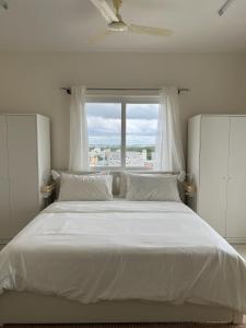AC 3BHK Near Airport Spacious and Comfortable Apartment