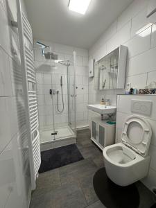 Modernes Zimmer am Campus 3 mit Gemeinschaftsbad