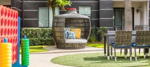 Noho Haven 2 bed Apt with FREE Parking