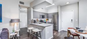 Noho Haven 2 bed Apt with FREE Parking