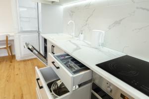 Petrovdom Apartments 5-46 in RC Zhemchuzhyna 38, Zhylianska 68