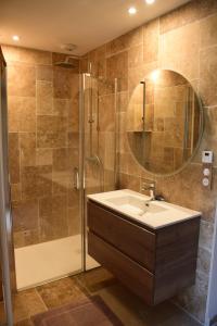 Sejours chez l'habitant Moulin de Lamothe : Chambre Double avec Salle de Bains Privative