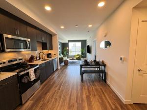 Modern 1BR Apartment with Pool, Hot Tub and Gym Access 10mins to Universal Studios