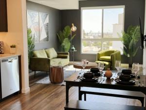 Modern 1BR Apartment with Pool, Hot Tub and Gym Access 10mins to Universal Studios